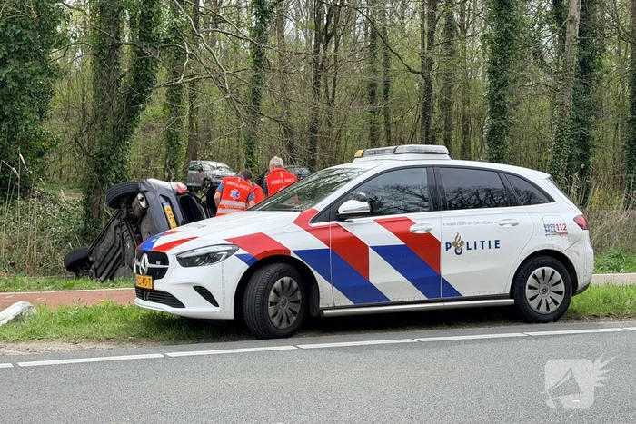 Auto belandt in sloot na ongeval
