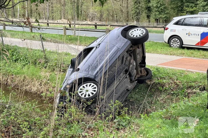 Auto belandt in sloot na ongeval