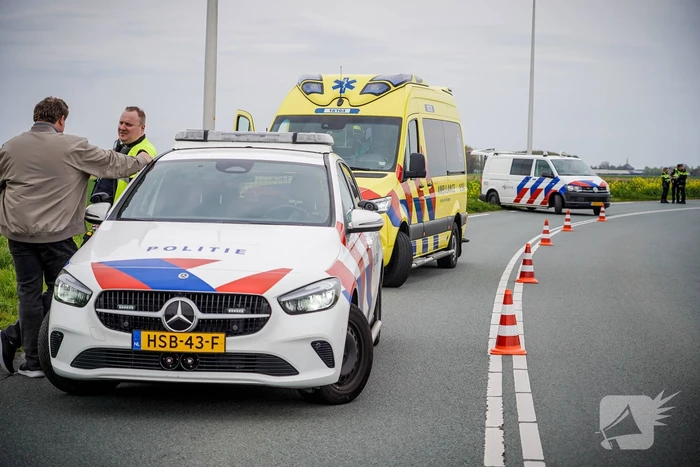 Motorrijder belandt in water na aanrijding