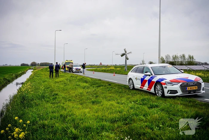 Motorrijder belandt in water na aanrijding