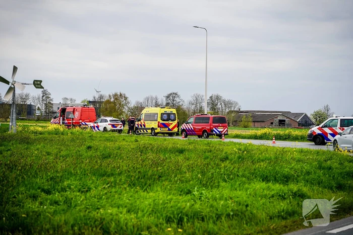 Motorrijder belandt in water na aanrijding