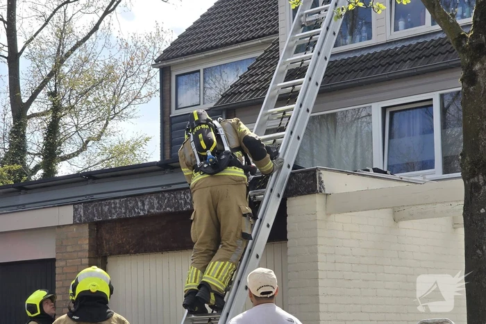 Brandweer blust kleine brand nabij schuur