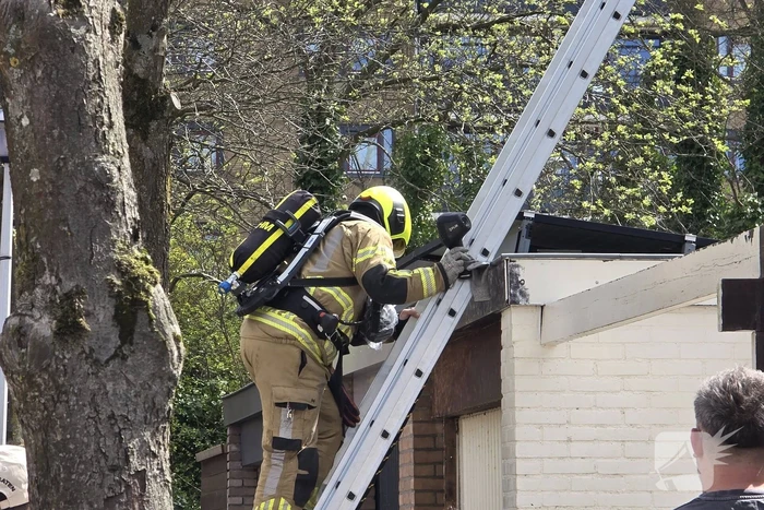 Brandweer blust kleine brand nabij schuur