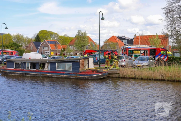 Brand op woonboot leidt tot aanzienlijke schade