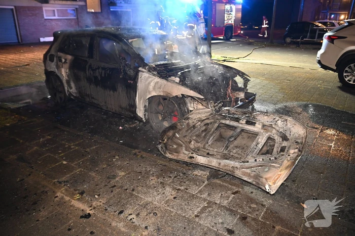 Autobrand bij flats: voertuig niet meer te redden