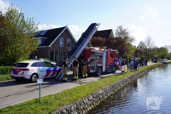 Brandweer redt bezorger uit het water
