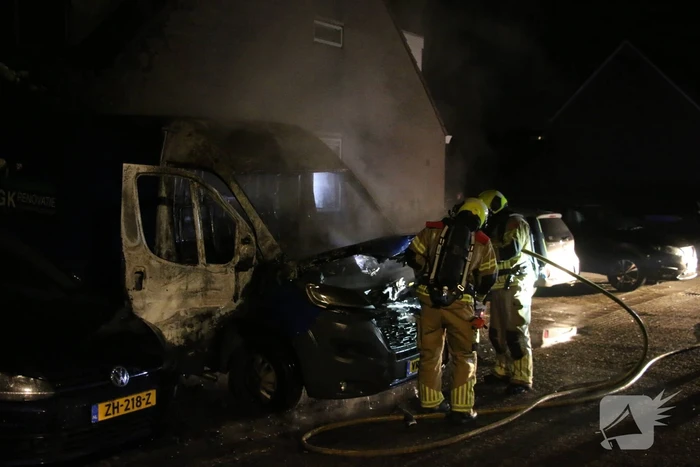 Bestelbus gaat in vlammen op