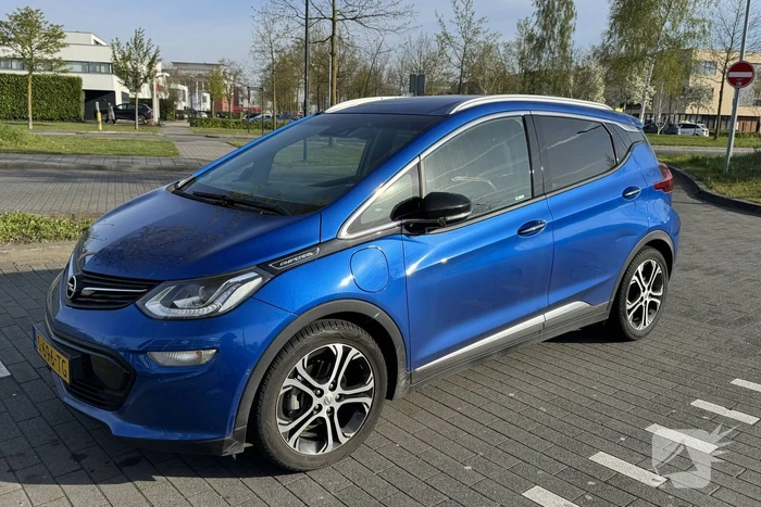 Vrouw op fiets gewond na aanrijding met auto