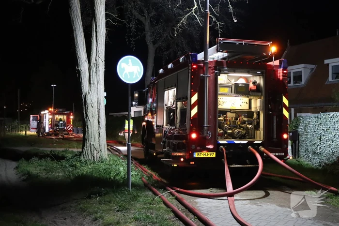 Buitenbrand breid zich uit richting woning