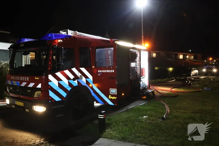 Buitenbrand breid zich uit richting woning