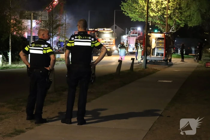 Buitenbrand breid zich uit richting woning