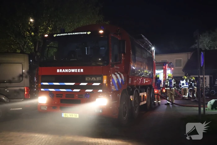 Buitenbrand breid zich uit richting woning