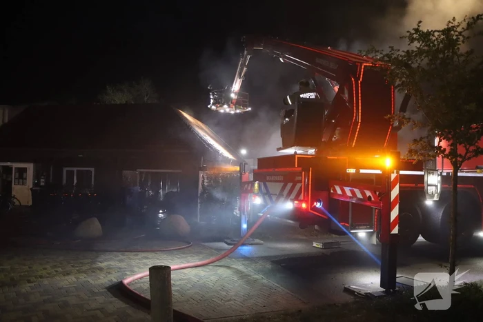Buitenbrand breid zich uit richting woning