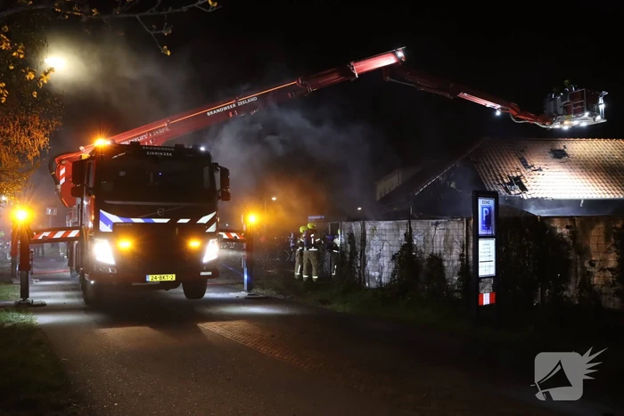 Buitenbrand breid zich uit richting woning
