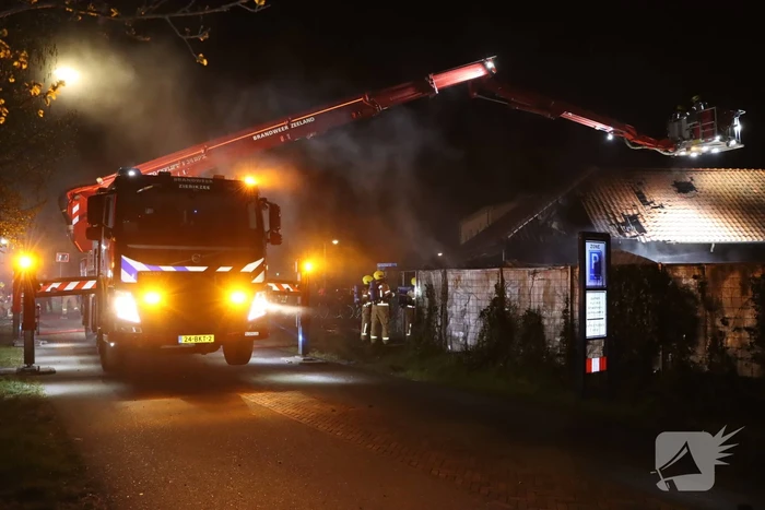 Buitenbrand breid zich uit richting woning