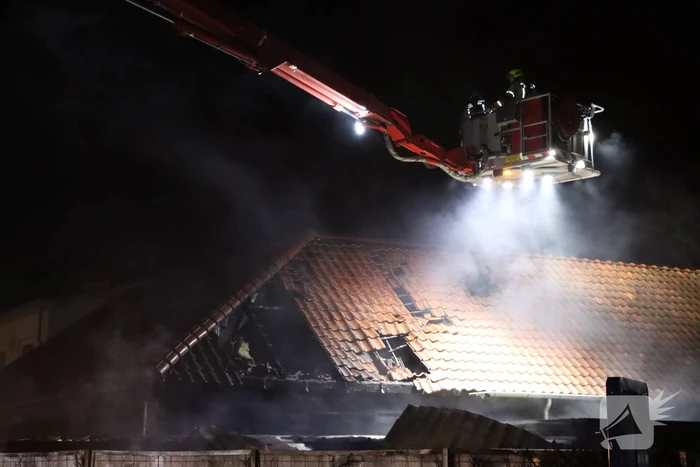 Buitenbrand breid zich uit richting woning