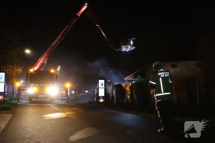 Buitenbrand breid zich uit richting woning