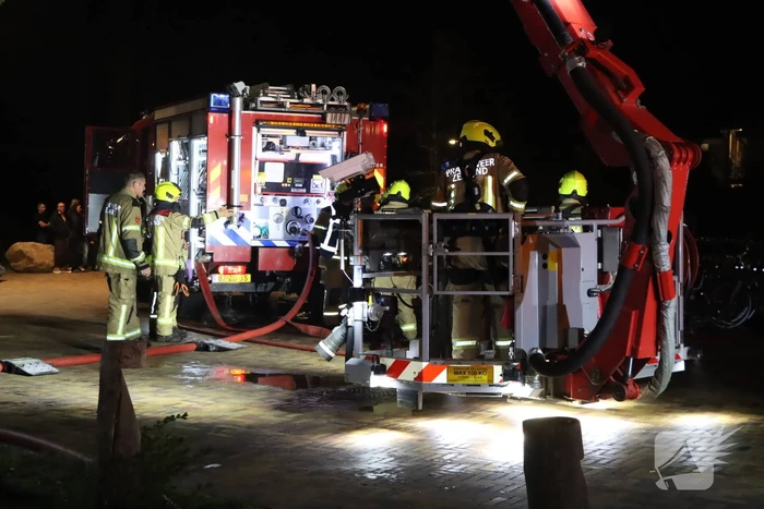Buitenbrand breid zich uit richting woning