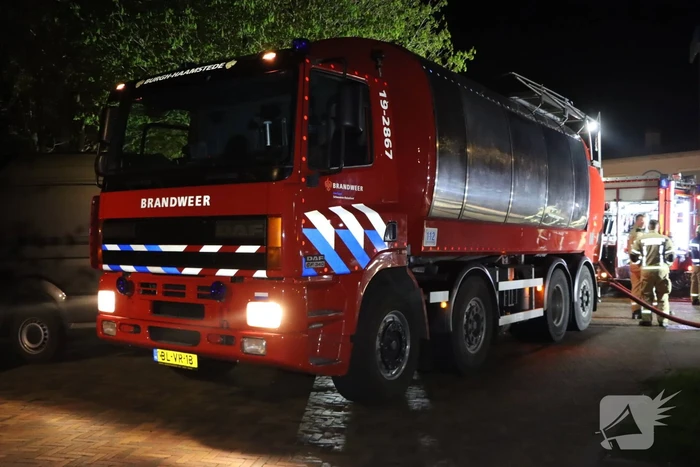 Buitenbrand breid zich uit richting woning