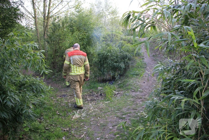Jeugd ontdekt brand en schakelt hulpdiensten in