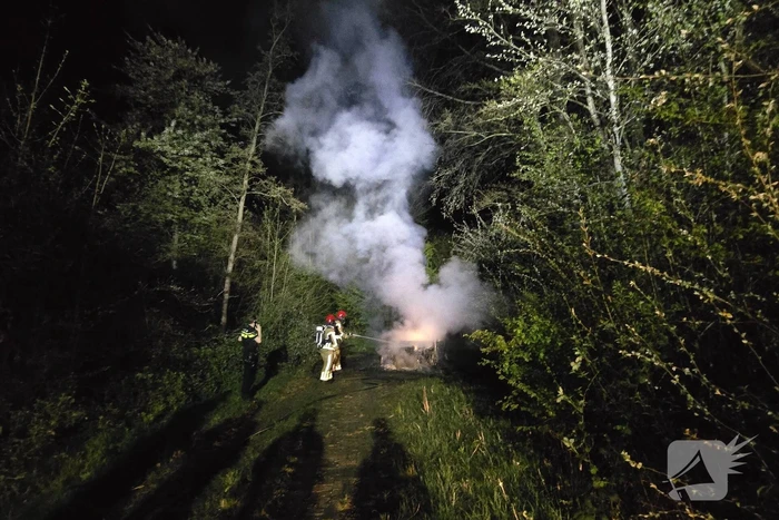 Autobrand in bosgebied volledig verwoest