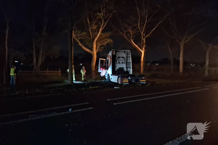 Automobilist klapt op vrachtwagen tijdens inhaalmanoeuvre