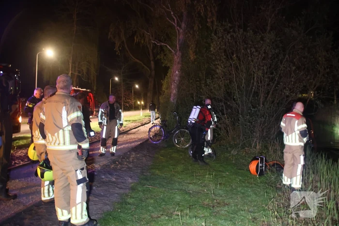 Duikers te water na aantreffen fiets langs waterkant