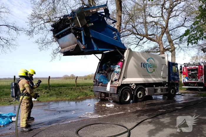 Lading in vuilniswagen vat vlam