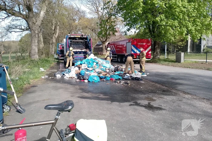 Lading in vuilniswagen vat vlam