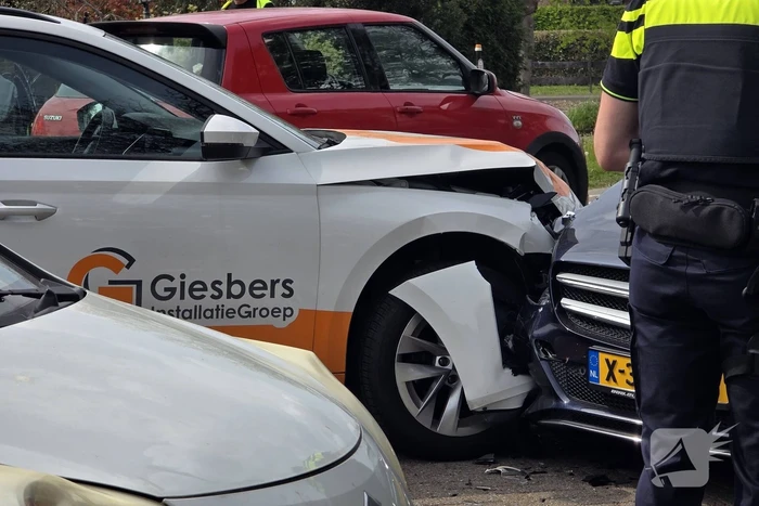 Aanrijding tussen twee auto's zonder gewonden
