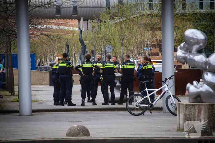 Persoon in nood op hoogte bij ziekenhuis