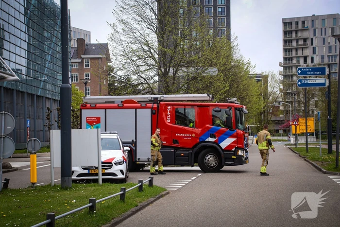 Persoon in nood op hoogte bij ziekenhuis