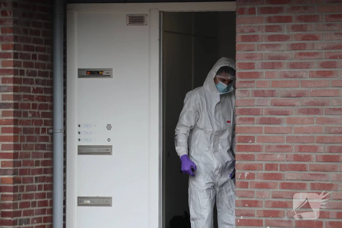 Groot politie onderzoek in woning na overlijden