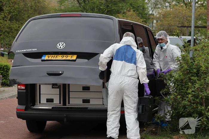 Groot politie onderzoek in woning na overlijden