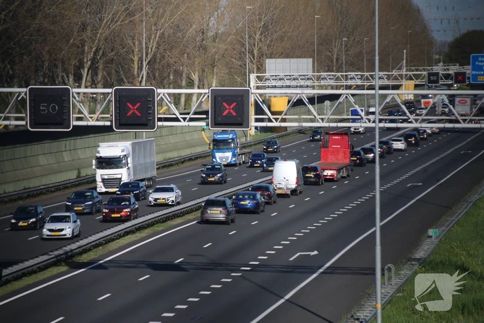 Aanrijding tussen auto en vrachtwagen leidt tot file