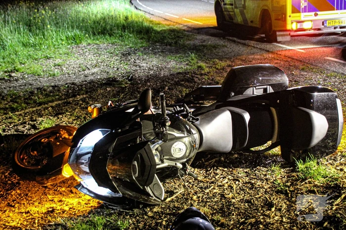 Motorrijder valt na botsing met zwaan