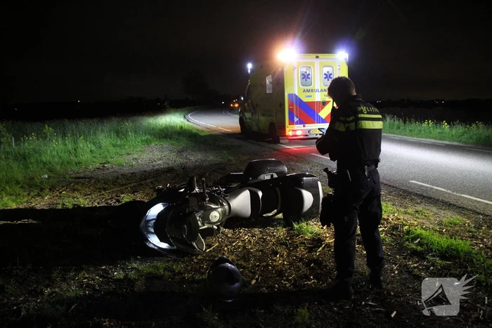 Motorrijder valt na botsing met zwaan