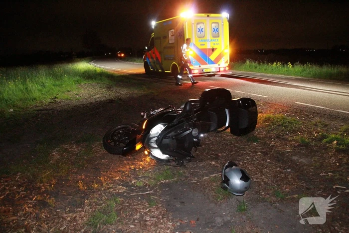 Motorrijder valt na botsing met zwaan