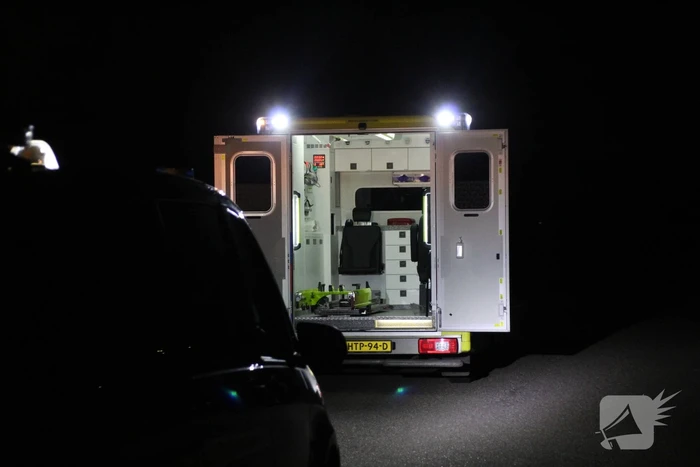 Motorrijder valt na botsing met zwaan