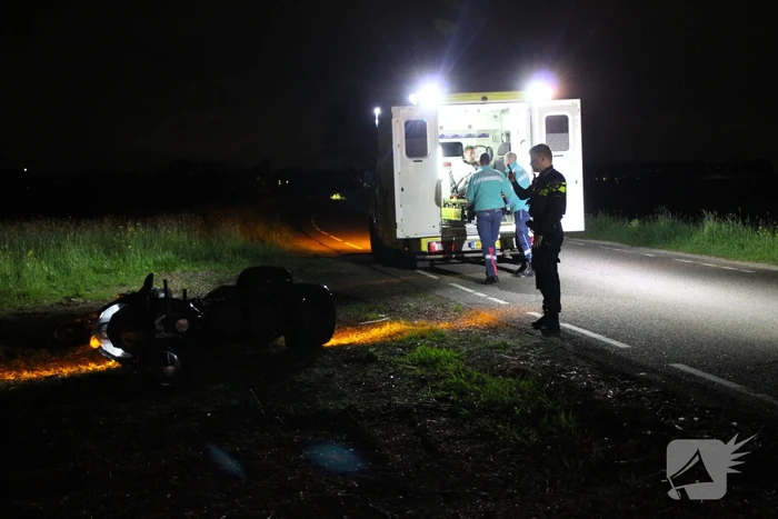Motorrijder valt na botsing met zwaan