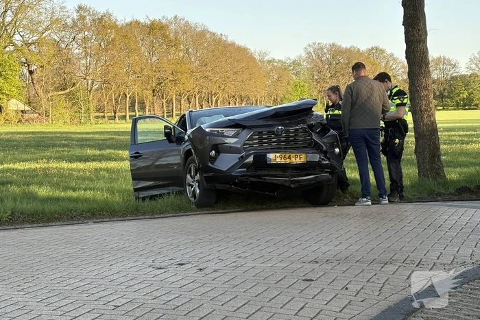 Twee voertuigen in aanrijding op drukke weg