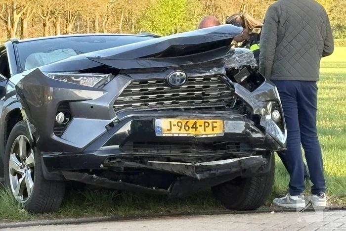 Twee voertuigen in aanrijding op drukke weg
