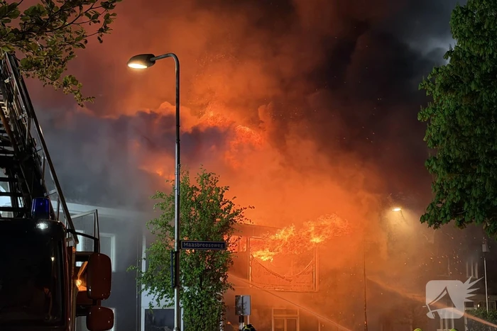 Brand in winkel leidt tot grote brandweerinzet