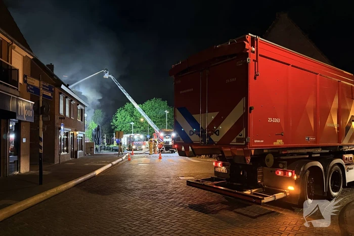 Brand in winkel leidt tot grote brandweerinzet