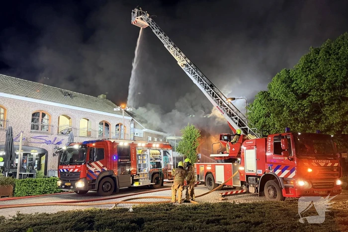 Brand in winkel leidt tot grote brandweerinzet