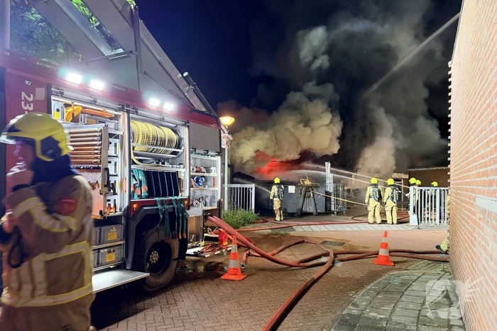 Brand in winkel leidt tot grote brandweerinzet