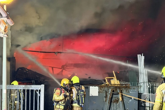 Brand in winkel leidt tot grote brandweerinzet