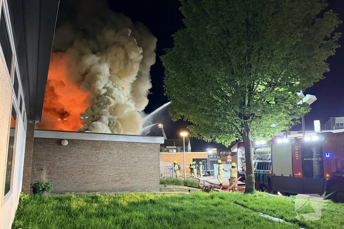 Brand in winkel leidt tot grote brandweerinzet