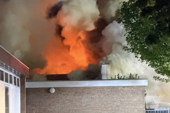 Brand in winkel leidt tot grote brandweerinzet