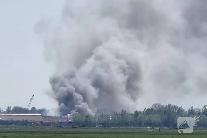 Brand in loods zorgt voor grote rookontwikkeling